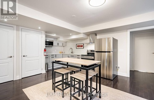 Ajax House | Beautiful Room for Long term stay