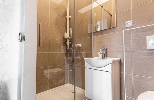 Mariahilf Hotel | Beautiful Room, Wifi & TV, Near Mariahilferstraße