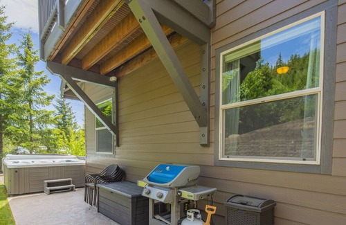 Ronald Ski Chalet | Beautiful Roslyn Ridge View Home! Hot Tub! Near Suncadia, Lk Cle Elum, & More!