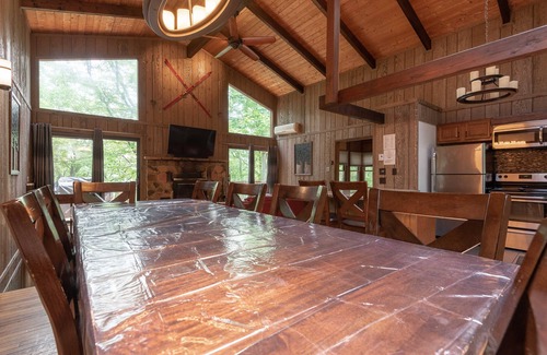 Bushkill Cabin | Beautiful Rustic Cabin! Pool Table, 6 TVs, WiFi, Linens/Towels, A/C,FirePit