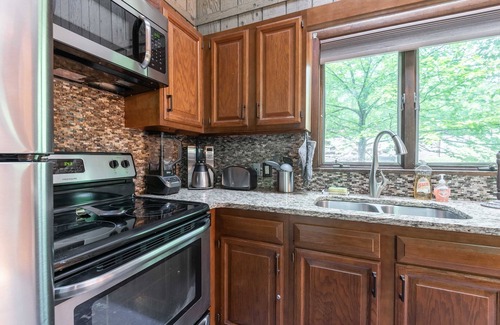 Bushkill Cabin | Beautiful Rustic Cabin! Pool Table, 6 TVs, WiFi, Linens/Towels, A/C,FirePit