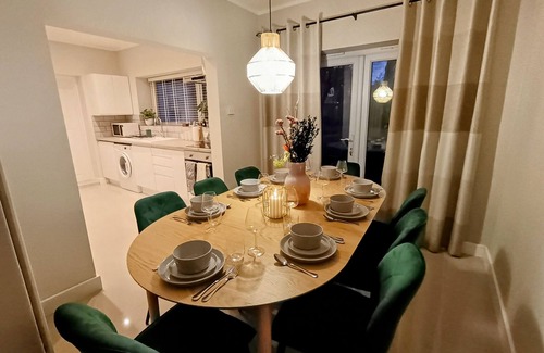 Darlington House | Beautiful Semi-detached House, Spacious for Family and Business.