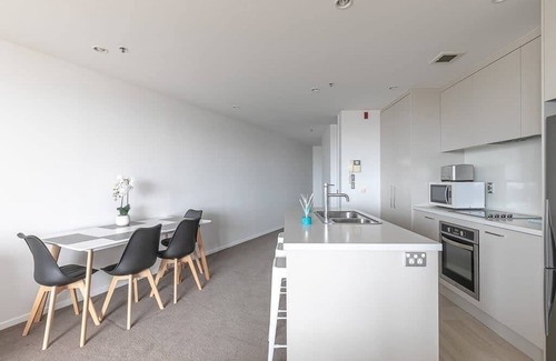 Newton Apartment | Beautiful Sky Tower View w/Parking: Zodiak Stays