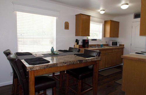 Monahans House | Beautiful, Spacious 3-bedroom w/Backyard!