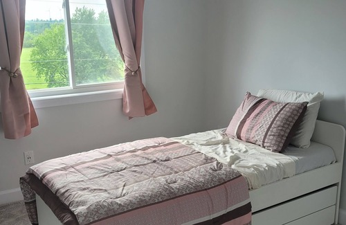 Loyalist House | Beautiful spacious new 4 bedroom home located 5 mins to Lake Ontario.