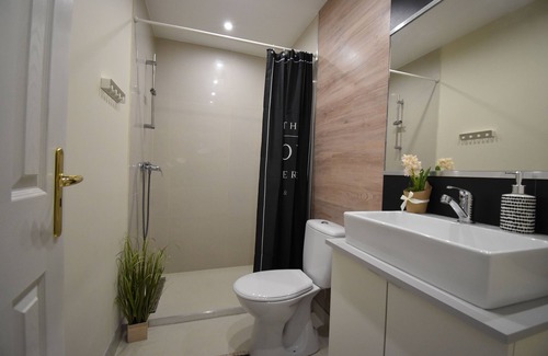 Nepszinhaz negyed Condo | Beautiful Spacious Central