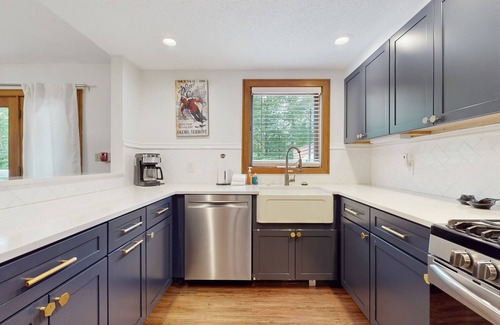Plymouth Condo | Beautiful & Spacious Condo w/Pool, Lake Access - Close to Skiing