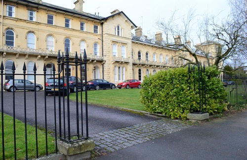 Montpellier Apartment | Beautiful & spacious Regency apt in centre Cheltenham, free parking