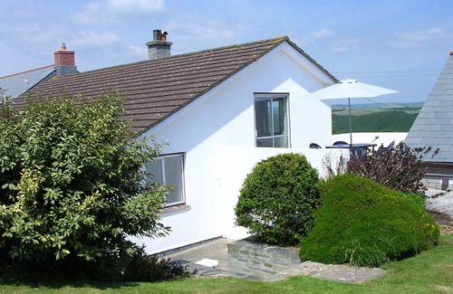 Golant House | Beautiful spacious, split-level house near Fowey, heated swimming pool, hot tub