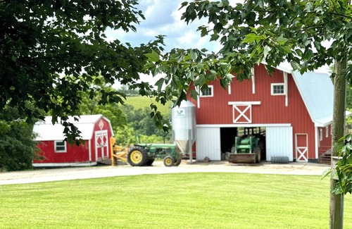 De Mossville House | Beautiful, spacious, country home. Close to The Ark! Hot-Tub! Pet-Friendly!