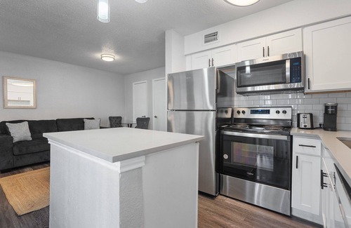 Coronado Hills Apartment | Beautiful Studio in University Hills 5478