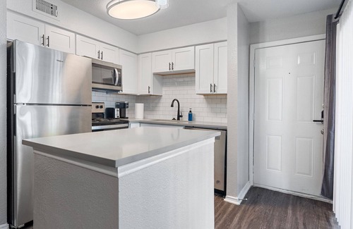 Coronado Hills Apartment | Beautiful Studio in University Hills 5478