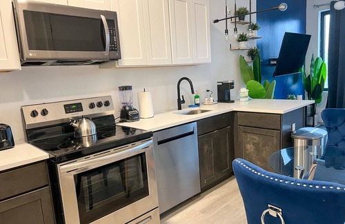 Elizabeth Apartment | Beautiful Studio Near Airport 6375