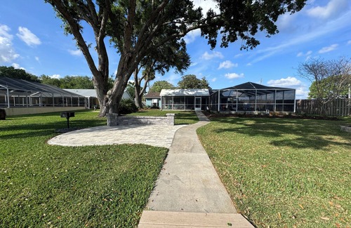 Summerfield House | Beautiful Sunsets with Pool & Dock on Lake Weir