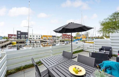 Øer Strand House | Beautiful terraced house on the water.