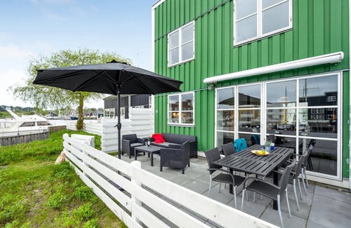 Øer Strand House | Beautiful terraced house on the water.