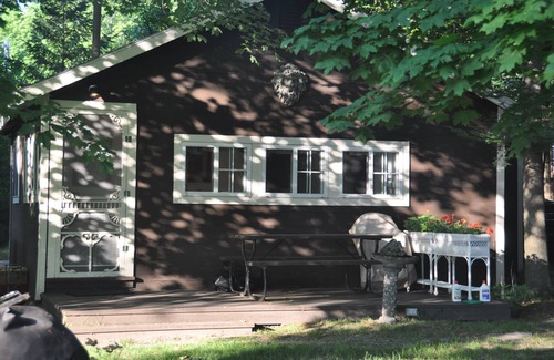 Clam River Cottage | Beautiful Torch Lk Sunset~hot tub-Tennis/pklbl Crt~Kayaks/SUP~ Playset-firepit