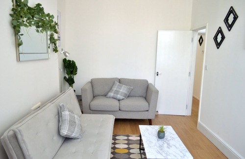 Forest Fields Apartment | Beautiful Two-Bed Apartment with Driveway parking