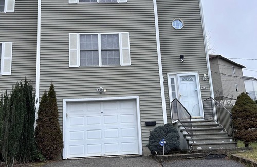 Worcester House | Beautiful two-story home close to downtown worcester 5beds-4bedroom