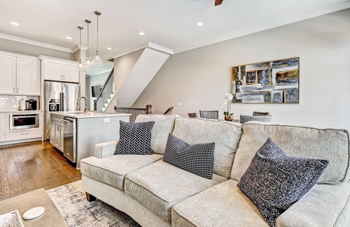 Hitch Village - Fred Wessels Homes House | Beautiful Upper East River Retreat! - Garage Parking Included!