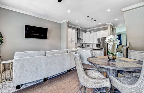 Hitch Village - Fred Wessels Homes House | Beautiful Upper East River Retreat! - Garage Parking Included!