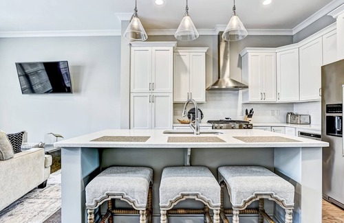 Hitch Village - Fred Wessels Homes House | Beautiful Upper East River Retreat! - Garage Parking Included!