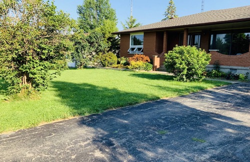 Welland House | Beautiful upper unit countryside large cozy rooms near Niagara Falls