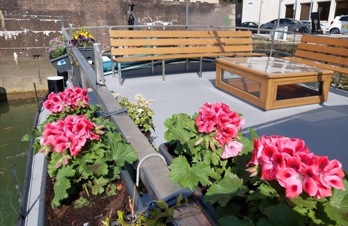 Stadsdriehoek Boat Rental | Beautiful vacation home on a houseboat with roof terrace