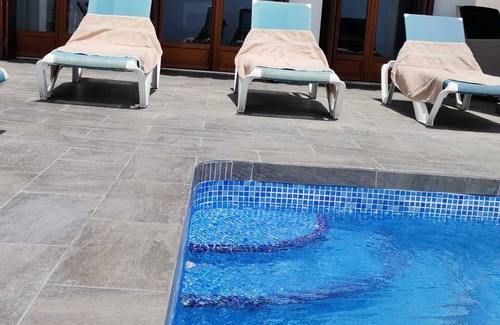 Caserio Los Tarquinos Villa | Beautiful Villa Blenda with Private Pool,wifi and Full Sky Package!