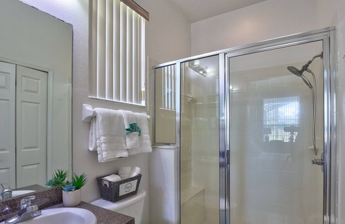 Calabay Parc House | Beautiful villa 7.5 miles from Disney's Animal Kingdom. Two master suites.