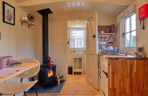Brackley House | Beautiful villa for 2 people with WIFI and pets allowed