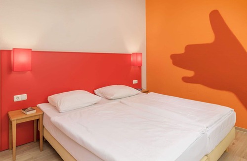 Ortsmitte House | Beautiful villa for 4 guests with WIFI, pool, hot tub, TV, terrace and parking
