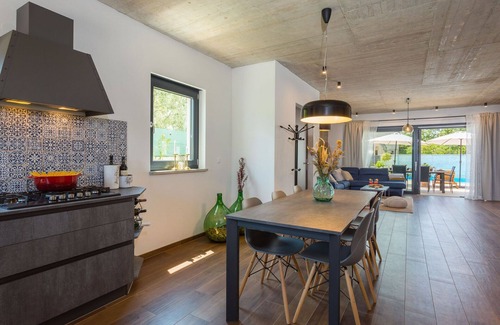 Vrznaveri House | Beautiful villa for 6 guests with A/C, WIFI, private pool, TV, terrace and pets allowed