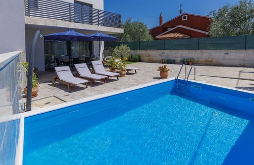 Vrznaveri House | Beautiful villa for 6 guests with A/C, WIFI, private pool, TV, terrace and pets allowed