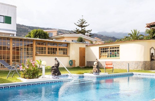 Las Arenas House | Beautiful villa for 4 guests with WIFI, pool, TV and patio