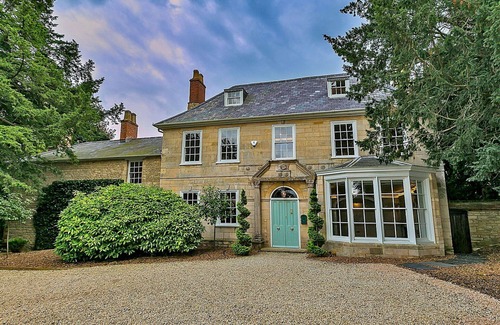 Yardley Gobion House | Beautiful villa for 17 guests with hot tub, WIFI, terrace and pets allowed