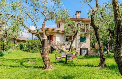 Malcesine Villa | Beautiful villa for 4 guests with WIFI, A/C, TV, patio and pets allowed