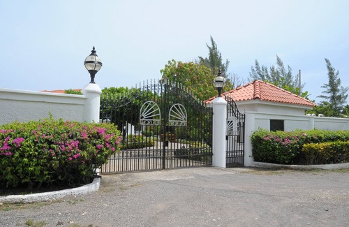 Mammee Bay Estates Villa | Beautiful Villa, large pool, Jacuzzi, Private Beach, Air condition, Poolside Bar