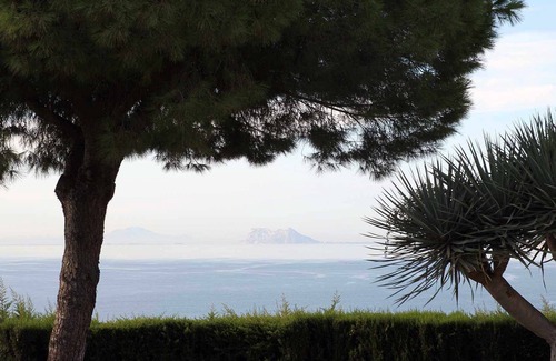 Urbanizacion Puerto de Estepona House | Beautiful villa with sea views and private pool in the Seghers