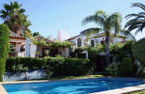 Urbanizacion Puerto de Estepona House | Beautiful villa with sea views and private pool in the Seghers