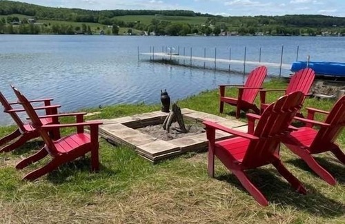 Dundee Cottage | Beautiful Waneta Lake Front Cottage! KAYAKS! Wine Country FLX