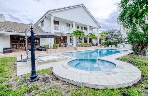 Bermuda Riviera House | Beautiful waterfront home with pool, fast WiFi & W/D - dog-friendly