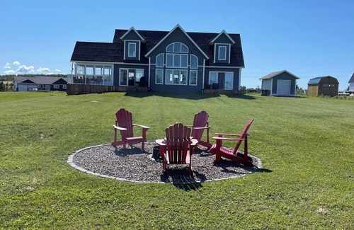 New London House | Beautiful waterfront vacation home near Cavendish. Sleeps 10.