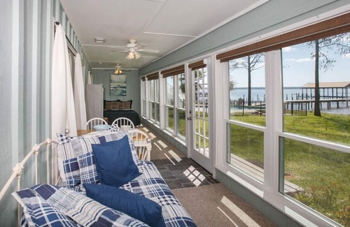 Lillian House | Beautiful waterfront pet friendly home