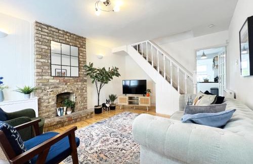 Windsor House | BEAUTIFUL WINDSOR COTTAGE, AMAZING LOCATION, The Castle, Ascot, Legoland, Free Parking Super Close