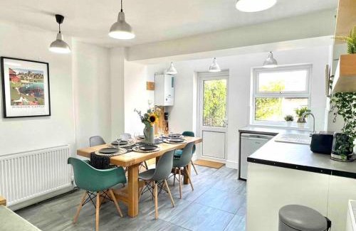 Windsor House | BEAUTIFUL WINDSOR COTTAGE, AMAZING LOCATION, The Castle, Ascot, Legoland, Free Parking Super Close
