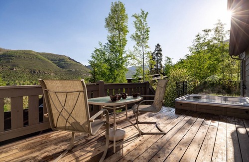Highland Meadows House | Beautifull Alpine Home with Panoramic Views from Deck , Open Concept, Hot Tub