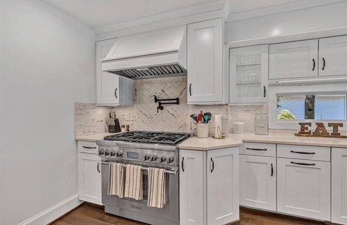 Huddleston House | Beautifully appointed SHOWPLACE home on FLAT LOT w/250' of shoreline & HOT TUB! Come Visit "Viewtopi