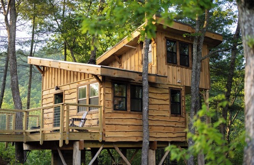 Zirconia Cabin | Beautifully Crafted Tajar Treehouse near Tuxedo Falls