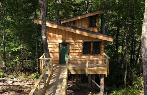 Zirconia Cabin | Beautifully Crafted Tajar Treehouse near Tuxedo Falls